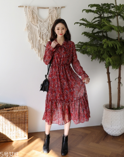 碎花連衣裙搭配什么鞋子？玩轉(zhuǎn)復(fù)古甜美