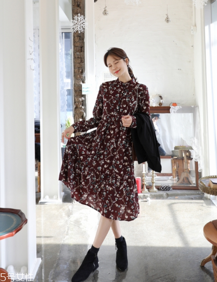 碎花連衣裙搭配什么鞋子？玩轉(zhuǎn)復(fù)古甜美