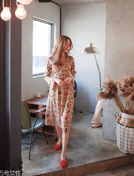 碎花連衣裙搭配什么鞋子？玩轉(zhuǎn)復(fù)古甜美