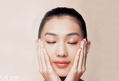 精華液怎么用效果好？利用手掌溫度助吸收