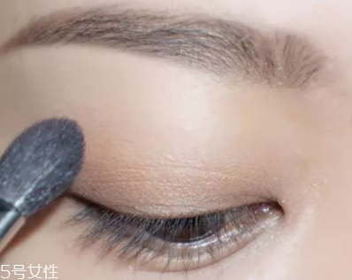 棕色眼影怎么畫好看？作為最后的暈染色