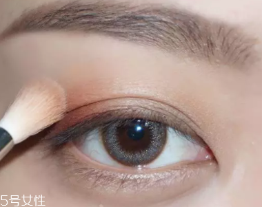 棕色眼影怎么畫好看？作為最后的暈染色