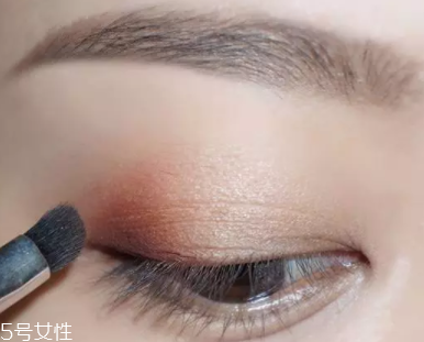 棕色眼影怎么畫好看？作為最后的暈染色