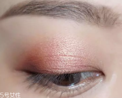 棕色眼影怎么畫好看？作為最后的暈染色
