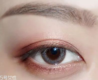 棕色眼影怎么畫好看？作為最后的暈染色