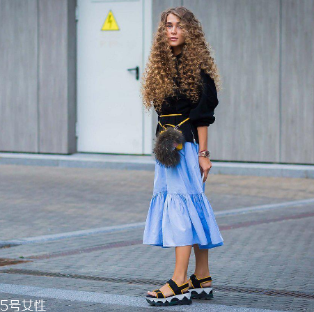 藍色服裝怎么搭配？開春讓你高級又有格調