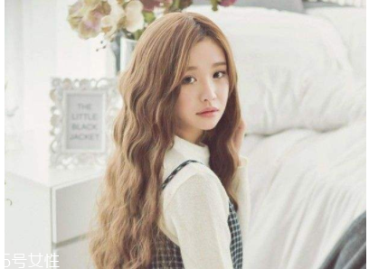 臉大適合什么發(fā)型？微卷波波頭是大臉福音