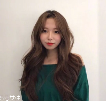 臉大適合什么發(fā)型？微卷波波頭是大臉福音