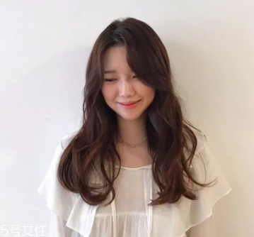 臉大適合什么發(fā)型？微卷波波頭是大臉福音