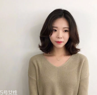 臉大適合什么發(fā)型？微卷波波頭是大臉福音