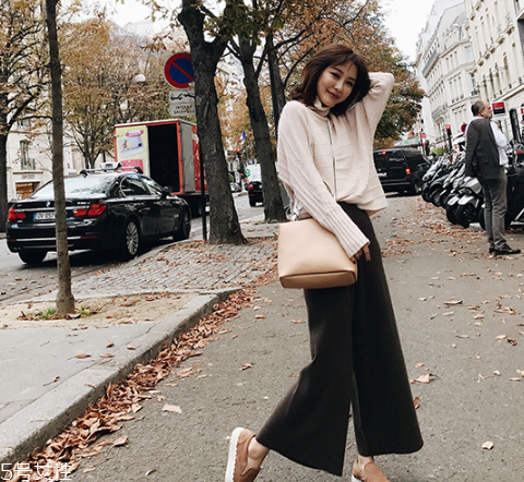 闊腿褲上面穿什么衣服？這樣搭配不會出錯