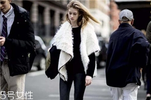 牛仔褲配什么顏色毛衣好看？春天就是要形象百變