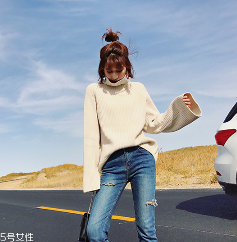 牛仔褲配什么顏色毛衣好看？春天就是要形象百變