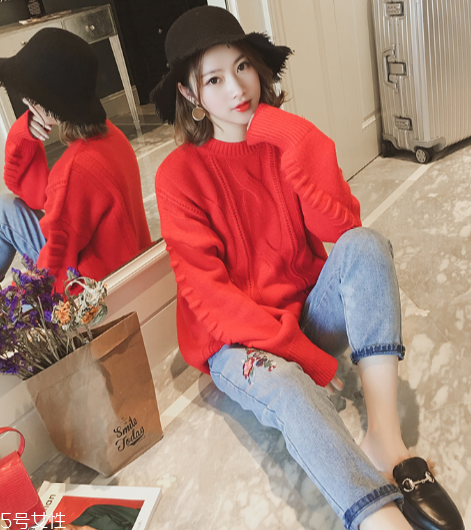 牛仔褲配什么顏色毛衣好看？春天就是要形象百變