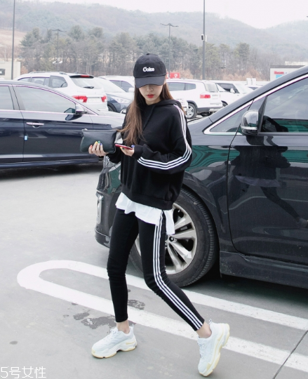 運動套裝怎么搭配？假日出游也要時髦