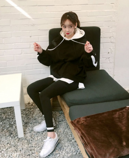 運動套裝怎么搭配？假日出游也要時髦