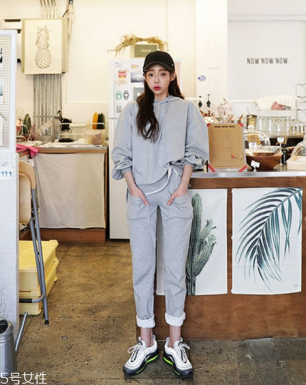 運動套裝怎么搭配？假日出游也要時髦