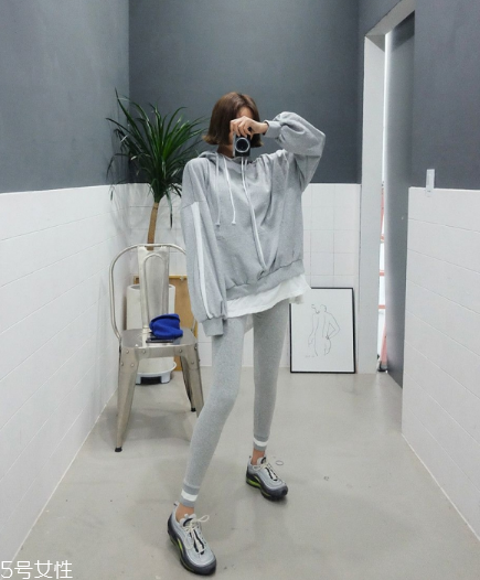 運動套裝怎么搭配？假日出游也要時髦