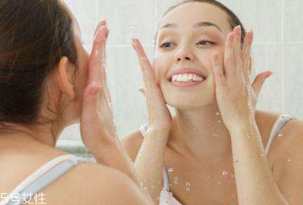 臉過敏發(fā)紅癢可以用鹽水洗嗎 臉過敏發(fā)紅癢緊急處理方法 臉過敏發(fā)紅癢可以用鹽水洗嗎 臉過敏發(fā)紅癢緊急處理方法