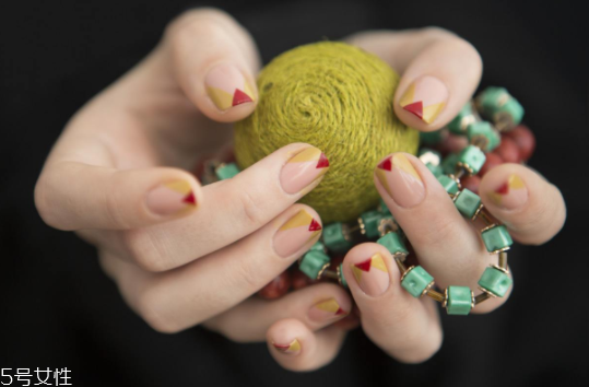 指甲油有點(diǎn)變稠了怎么辦？加入透明指甲油