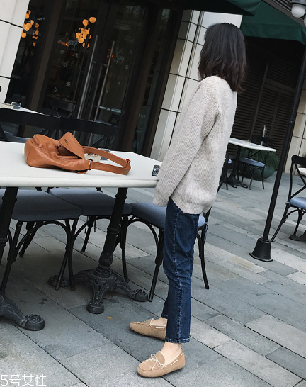 牛仔褲太長怎么挽褲腳？牛仔褲這樣卷才好看