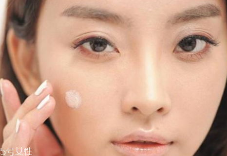 妝前乳用手還是海綿？水潤(rùn)質(zhì)地用手