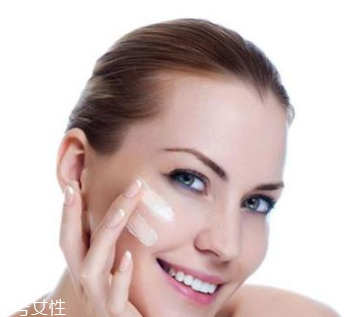 妝前乳用手還是海綿？水潤(rùn)質(zhì)地用手