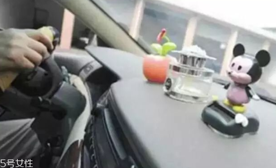 男士車里放什么香水好？廣藿香讓人清醒