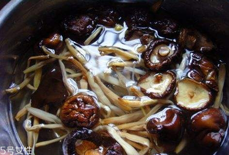 豬肚可以和香菇一起燉嗎 香菇燉豬肚食譜 豬肚可以和香菇一起燉嗎 香菇燉豬肚食譜