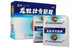 龍牡壯骨顆?？梢院湍谭垡黄鸷葐幔?></p><h3>龍牡壯骨顆?？梢蚤L期服用嗎</h3><p>龍牡壯骨顆粒 (武漢健民藥業(yè)集團股份有限公司生產(chǎn) 
)功效為強筋壯骨、和胃健脾。它是中西藥復方制劑，中藥成份是經(jīng)典名方龍骨牡蠣湯和參苓白術散加減化裁而來，有調(diào)理脾胃促進寶寶食欲消化的作用，西藥補鈣補充維生素D，維生素D是幫助鈣吸收的，能治 
療和預防佝僂病、軟骨病，對寶寶多汗、夜驚、食欲不振、消化不良、發(fā)育遲緩等癥也有治療作用。龍牡壯骨顆粒除了補鈣能改善寶寶缺鈣盜汗外，中藥成份龍骨、 
牡蠣、龜甲也有鎮(zhèn)驚安神、收斂止汗的作用，適合夜驚、夜啼、睡眠不安的寶寶服用。</p><p>對于曾有傳言對龍牡壯骨顆粒的安全性提出懷疑，龍牡壯骨顆粒曾委托國家檢驗檢疫部門對其重金屬含量做過測定，經(jīng)湖北出入境檢驗檢疫局未檢出重金屬鉛的含量。因此，龍牡壯骨顆粒是不含重金屬的。龍牡壯骨顆粒上市銷售20多年來，累計銷售過百億袋，無一例不良反應，是首批國家一級中藥保護品種(目前全國一級中藥保護品種僅12個)，同時被國家藥典2000版和2005版收載(能被國家藥典收載的藥物都是經(jīng)典有效的)，毒副作用報道，可長期服用。</p><p style=