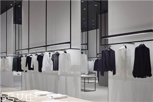 theory是幾線品牌？時髦不費力