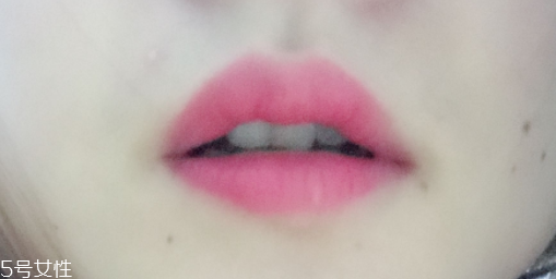 魅可珊瑚色口紅是幾號？relentlessly red桃花粉