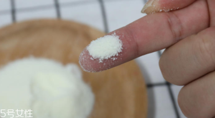 愛他美奶粉哪個(gè)版本好？白金版表現(xiàn)出色