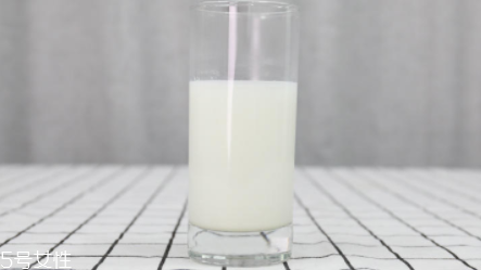 愛他美奶粉哪個(gè)版本好？白金版表現(xiàn)出色