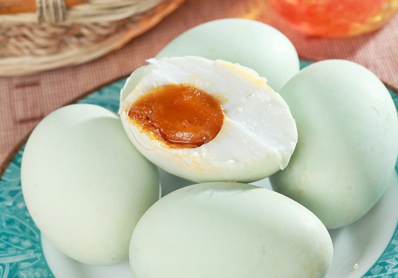 皮蛋和咸鴨蛋的區(qū)別 在家腌制好簡單 皮蛋和咸鴨蛋的區(qū)別 在家腌制好簡單