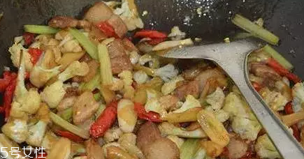 花椰菜炒肉怎么做好吃？這么做簡單又美味