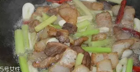 花椰菜炒肉怎么做好吃？這么做簡單又美味