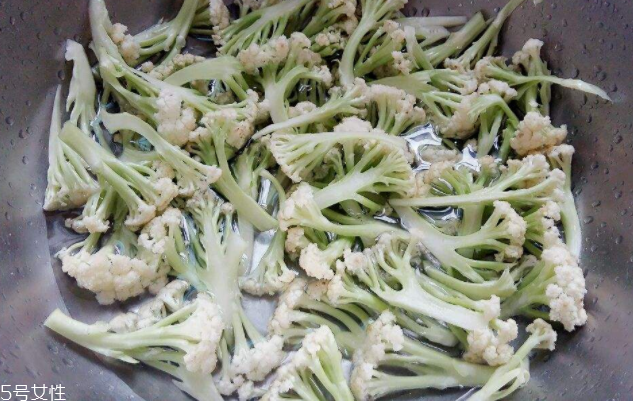 花椰菜怎么切？把整莖切掉最好炒