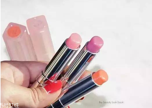 迪奧999適合媽媽用嗎 給媽媽選購(gòu)口紅的辦法