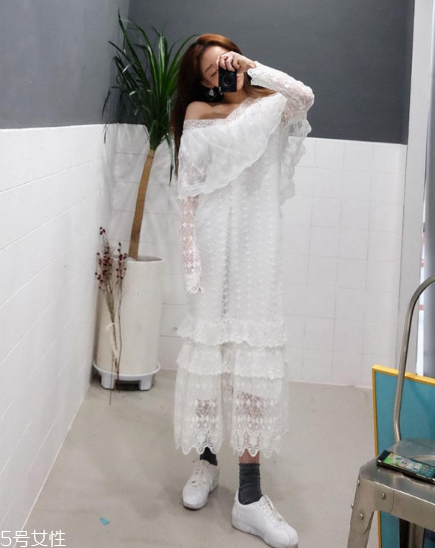 蕾絲連衣裙搭配什么鞋？開啟撩人春季