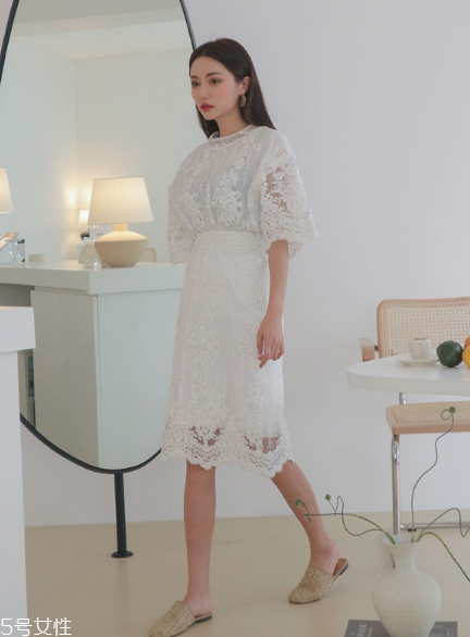 蕾絲連衣裙搭配什么鞋？開啟撩人春季
