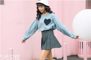衛(wèi)衣搭配什么裙子好看？春日少女范兒盡顯