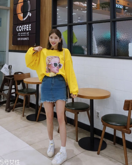 衛(wèi)衣搭配什么裙子好看？春日少女范兒盡顯