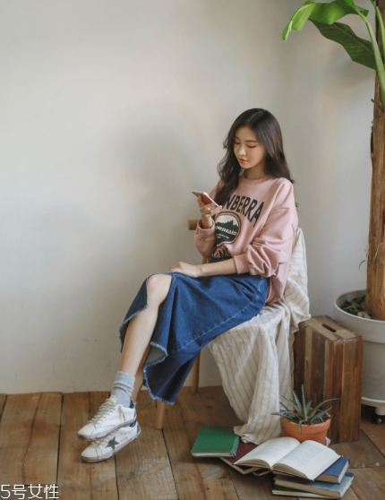 衛(wèi)衣搭配什么裙子好看？春日少女范兒盡顯