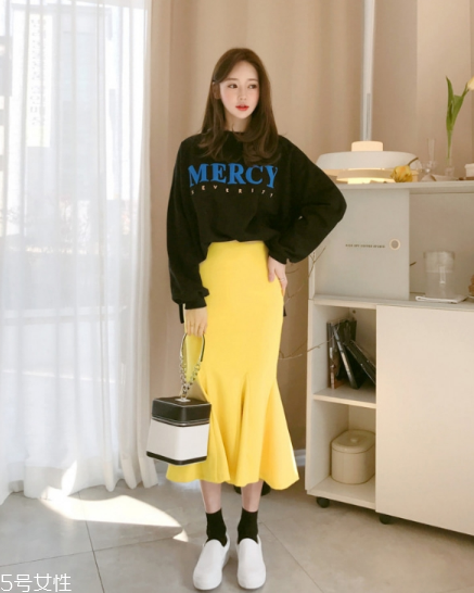 衛(wèi)衣搭配什么裙子好看？春日少女范兒盡顯