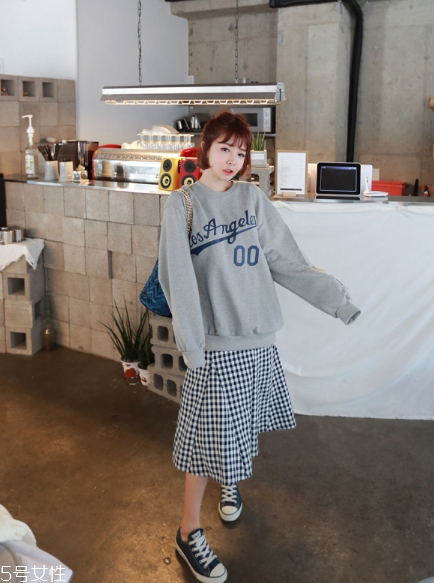 衛(wèi)衣搭配什么裙子好看？春日少女范兒盡顯