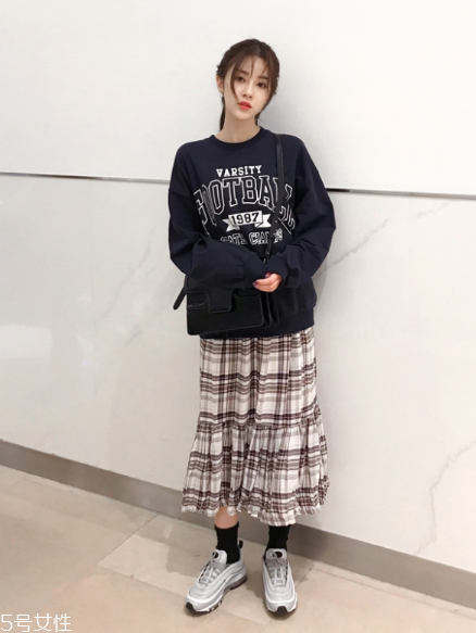 衛(wèi)衣搭配什么裙子好看？春日少女范兒盡顯