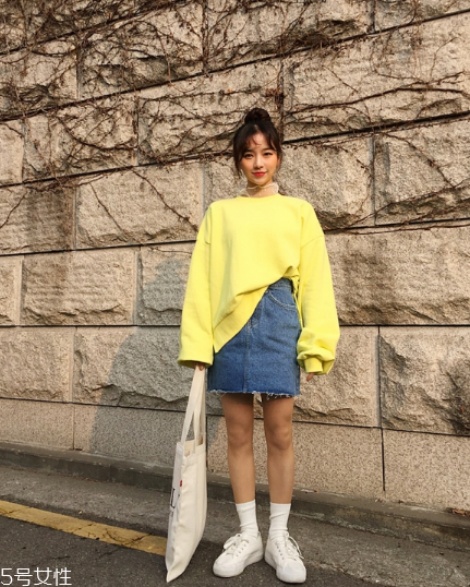 衛(wèi)衣搭配牛仔裙好看嗎？瞬間減齡變少女