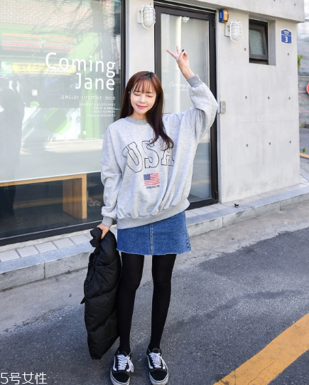 衛(wèi)衣搭配牛仔裙好看嗎？瞬間減齡變少女