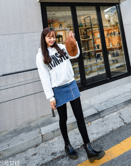 衛(wèi)衣搭配牛仔裙好看嗎？瞬間減齡變少女